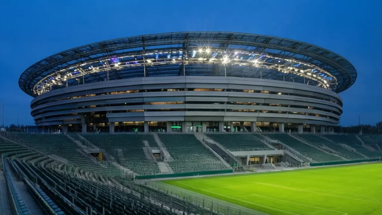 Legia stadion: Stadion Legii Warszawa im. Marszałka J. Piłsudskiego w Warszawie Nowoczesny Stadion Legii Warszawa wieczorem, widok na trybuny i murawę, legia stadion w pełnej okazałości.
