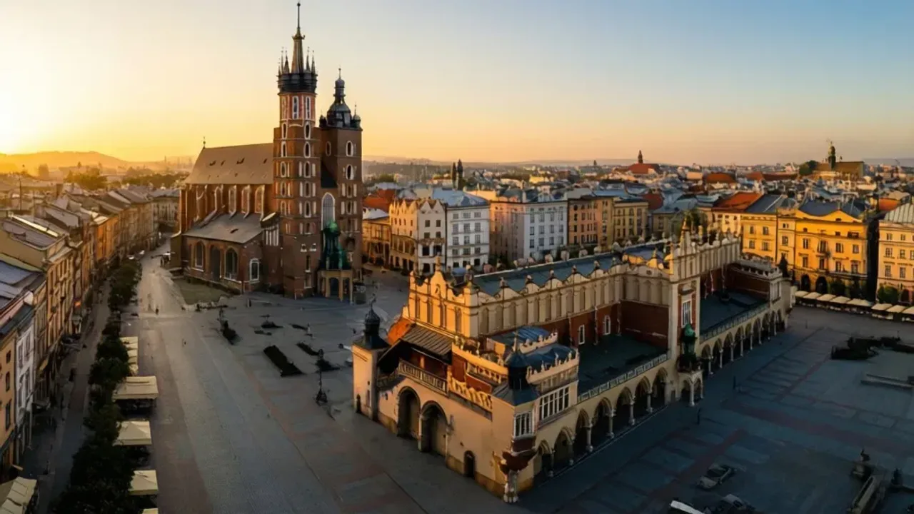 Stare Miasto w Krakowie UNESCO: zabytek na liście światowego dziedzictwa Widok na zabytkową architekturę, Sukiennice i Kościół Mariacki, które tworzą Stare Miasto w Krakowie UNESCO.